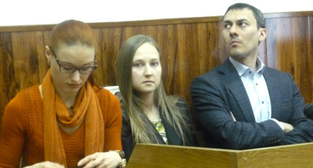 Супруга и защитник Сергея Резника Наталья Резник, адвокаты Жанна Павлова и Тумас Мисакян (слева направо). Ростов-на-Дону, 13 мая 2015 г. Фото Олеси Диановой для "Кавказского узла"