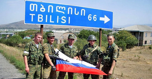 Российские солдаты возле дорожного указателя Тбилиси. Фото http://www.memo.ru/d/235051.html