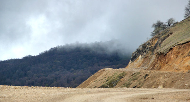 Дорога в  Веденском районе Чечни. Фото Магомеда Магомедова для "Кавказского узла"