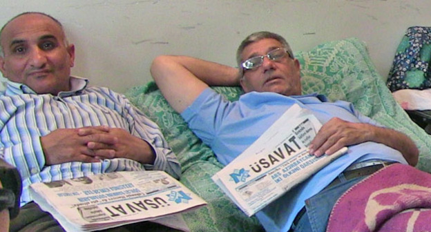 Участники голодовки в штаб-квартире партии «Мусават». Баку, 14 мая 2015 г. Фото Парваны Байрамовой для "Кавказского узла"