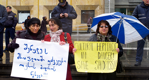 Плакат "Спасите Сакдриси!" на митинге 30 марта в тбилиси. . Фото Беслана Кмузова для "Кавказского узла"