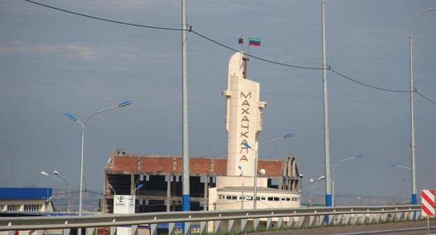 Стелла на выезде из Махачкалы. Фото Ахмеда Альдебирова для "Кавазского узла" 