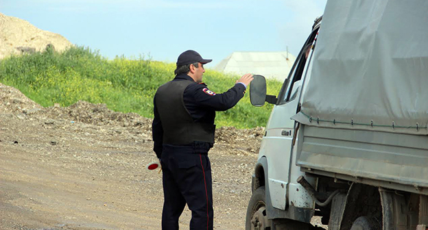 полицейский  проверяет документы водителя, Дагестан май 2015. Фото Ахмеда Альдебирова для "Кавказского узла"
