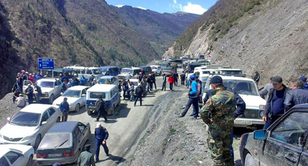 Похороны убитого полицейского прошли в дагестанском селе Цебари. 20 мая 2015 г. Фото: Махач Магомедов