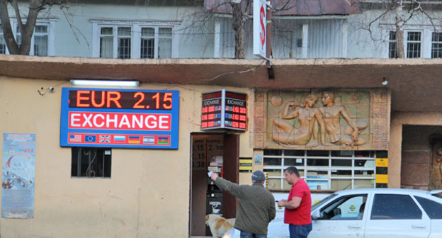 Обмен валюты.  Казбеги, Грузия. Фото Магомеда Магомедова для "Кавказского узла"