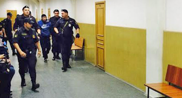 Сотрудники правоохранительных органов ведут Заура Дадаева по коридору Басманного районного суда Москвы. Май 2015 г. Фото корреспондента "Кавказского узла"