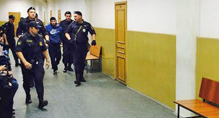 Сотрудники правоохранительных органов ведут Заура Дадаева по коридору Басманного районного суда Москвы. Май 2015 г. Фото корреспондента "Кавказского узла"