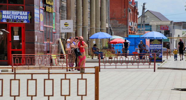 На центральной улице в Урус-Мартан. Фото Магомеда Магомедова для "Кавказского узла"