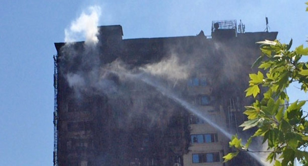 Пожар в 16-этажном здании в Бинагадинском районе Баку. 19 мая 2015 г. Фото Фарида Арифоглу для "Кавказского узла"