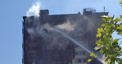 Пожар в 16-этажном здании в Бинагадинском районе Баку. 19 мая 2015 г. Фото Фарида Арифоглу для "Кавказского узла"