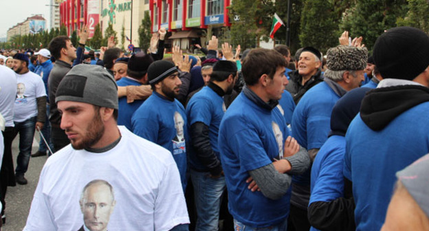 Молодые люди на шествии в день рождения Путина в Грозном. Фото Магомеда Магомедова для "Кавказского узла"