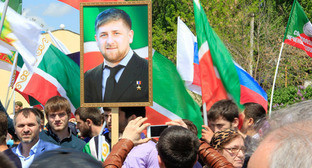 Портрет Кадырова несут участники первомайской демонстрации в Грозном. 2015 г. Фото Магомеда Магомедова для "Кавказского узла" Портрет Кадырова несут участники первомайской демонстрации в Грозном. 2015 г. Фото Магомеда Магомедова для "Кавказского узла"