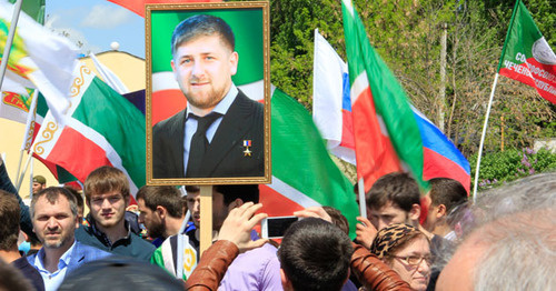 Портрет Кадырова несут участники первомайской демонстрации в Грозном. 2015 г. Фото Магомеда Магомедова для "Кавказского узла"
