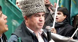 Аднан Хуаде (в центре). Фото http://circassiatimesrussian.blogspot.com/2014/05/21-2014.html Аднан Хуаде (в центре). Фото http://circassiatimesrussian.blogspot.com/2014/05/21-2014.html