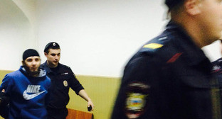 Заура Дадаева ведут по коридору Басманного суда Москвы. Май 2015 г. Фото Юлии Буславской для "Кавказского узла" Заура Дадаева ведут по коридору Басманного суда Москвы. Май 2015 г. Фото Юлии Буславской для "Кавказского узла"