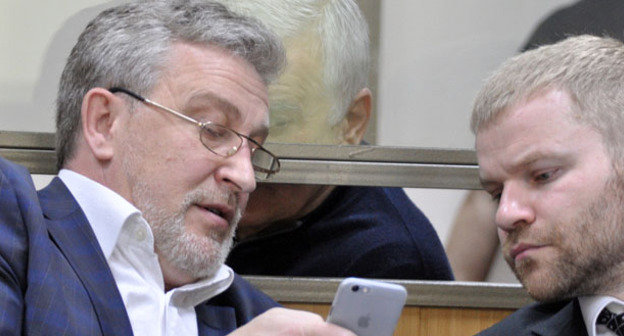 Саид Амиров общается со своими адвокатами в зале суда. Фото Олега Пчелова для "Кавказского узла"