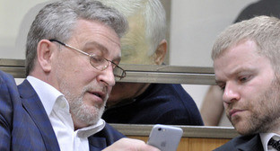 Саид Амиров общается со своими адвокатами в зале суда. Фото Олега Пчелова для "Кавказского узла" Саид Амиров общается со своими адвокатами в зале суда. Фото Олега Пчелова для "Кавказского узла"