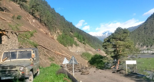 Оползень на дороге Арцух - Тлярата отрезал от равнины 57 населенных пунктов. Дагестан, 27 мая 2015 г. Фото  Сулеймана Меджидова