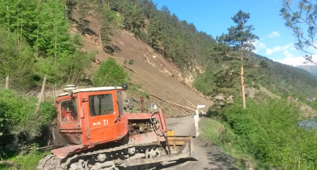 Оползень на дороге Арцух - Тлярата отрезал от равнины 57 населенных пунктов. Дагестан, 27 мая 2015 г. Фото  Сулеймана Меджидова