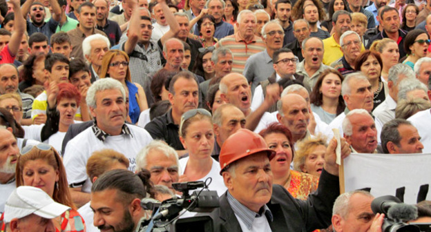 Участники митинга-шествия против подорожания электроэнергии. Ереван, 28 мая 2015 г. Фото Армине Мартиросян для "Кавказского узла"