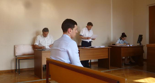 В зале суда потерпевший-представитель администрации и на втором плане слева Павленко справа его адвокат Захаров. Фото Светланы Кравченко для "Кавказского узла"