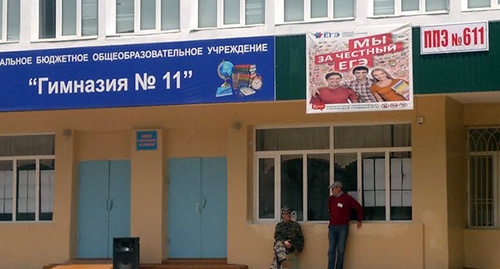 У входа в гимназию № 11, Махачкала. Фото Мурада Мурадова для "Кавказскго узла"