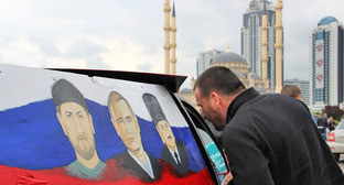 Автомобиль с изображениями президентов Чечни и России. Грозный, 9 мая 2015 г. Фото Магомеда Магомедова для "Кавказского узла"
