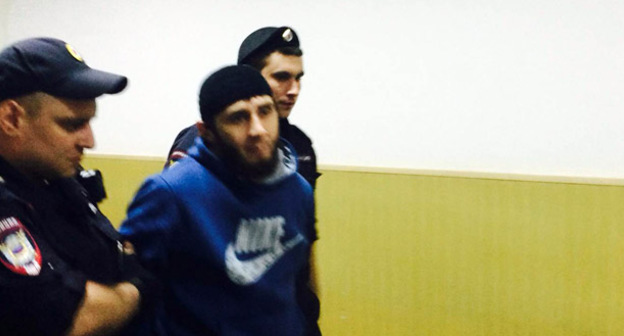 Заура Дадаева ведут по коридору Басманного суда Москвы. Май 2015 г. Фото Юлии Буславской для "Кавказского узла"