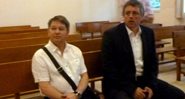 Сергей Павленко (справа) со своим адвокатом в зале суда. Сочи, 29 мая 2015 г. Фото Светланы Кравченко для "Кавказского узла"