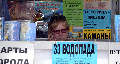 Продавец в экскурсионном киоске, Сочи 1 июня 2015 год. Фото Светланы Кравченко для "Кавказского узла"