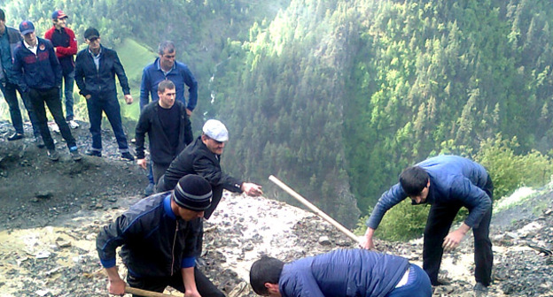 Жители Тляратинского района расчищают дорогу у села Саниорта, где ночью сошел оползень. 1 июня 2015 г. Фото Сулеймана Меджидова