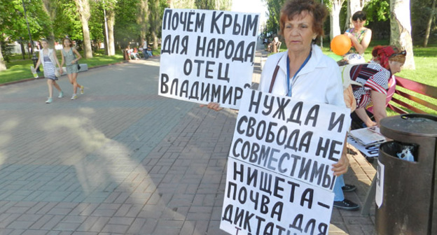 Галина Тихенко в одиночном пикете на Аллее Героев. Волгоград, 31 мая 2015 г. Фото Татьяны Филимоновой для "Кавказского узла"