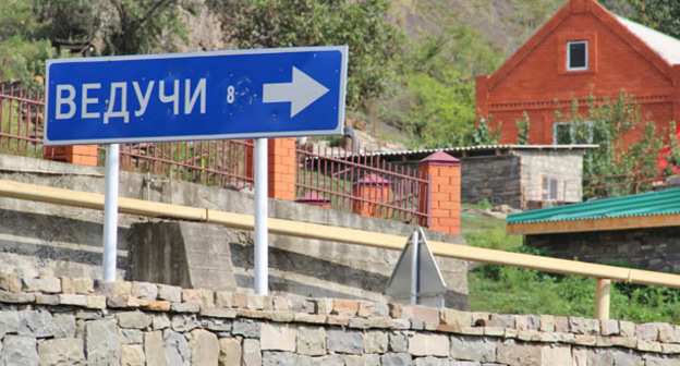 Дорожный указатель на Ведучи. Чечня. Фото Магомеда Магомедова для "Кавказского узла"