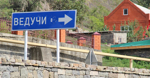 Дорожный указатель на Ведучи. Чечня. Фото Магомеда Магомедова для "Кавказского узла"
