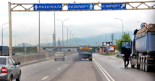 Дорожные знаки на трассе М 29. Фото Магомеда Магомедова для "Кавказского узла"