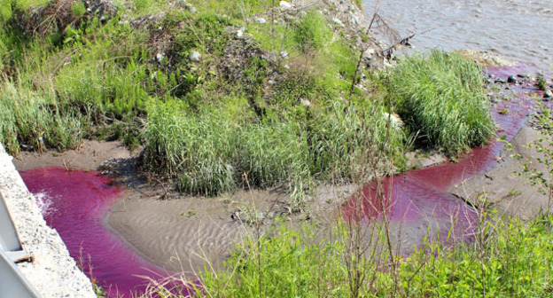 Сиреневая вода выливалась из большой трубы и растворялась в большой массе речной воды. Фото Эммы Марзоевой для "Кавказского узла" 