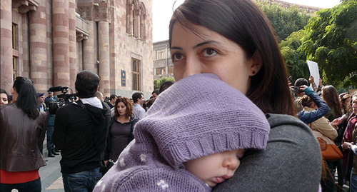 Женщина с ребенком. Ереван, октябрь 2014 г. Фото Армине Мартиросян для "Кавказского узла"