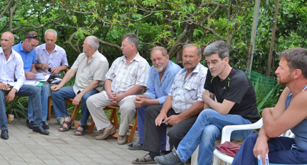 Члены казачьего общества Сочи заявили о рейдерском захвате их земельных участков. Сочи, 2 июня 2015 г. Фото Светланы Кравченко для "Кавказского узла"