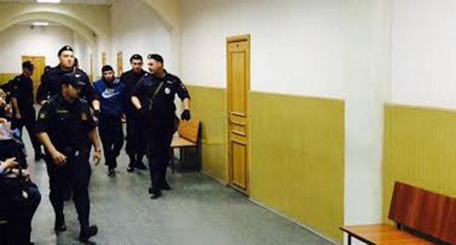 Конвоирование Дадаева в зал суда, 13 мая 2015 год. Фото Юлии Буславской для "Кавказского узла"