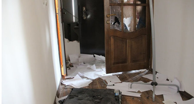 Перевернутая мебель в офисе КПП в Грозном. 3 мая 2015 г.