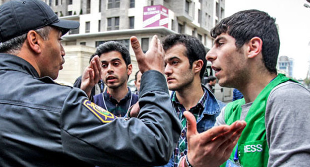 Сотрудник полиции разгоняет сторонников арестованных активистов Nida. Баку, 22 апреля 201 г. Фото Азиза Каримова для "Кавказского узла"