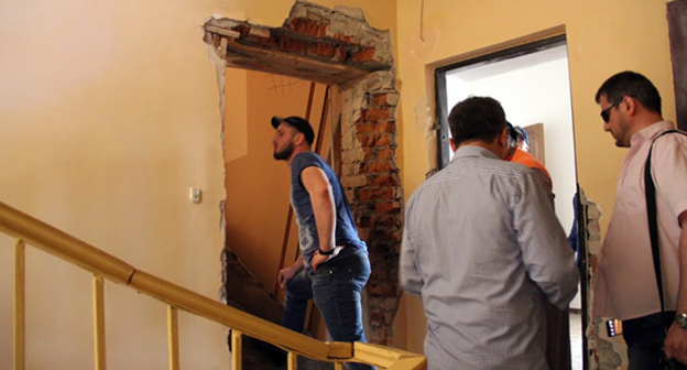 Выломанная дверь в офисе СМГ.