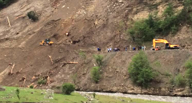 Проезд на месте оползня на дороге Анцух-Тлярата. Фото: Агентство по транспорту Дагестана http://www.dagavtodor.ru/