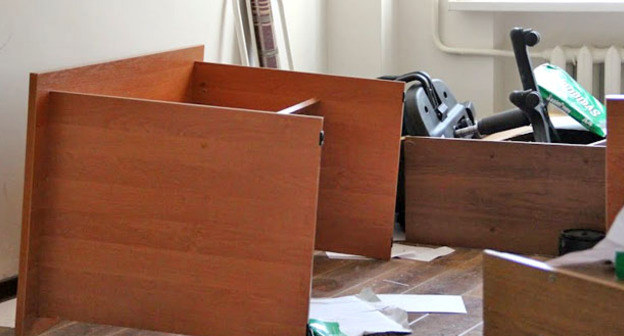 Перевернутая мебель в офисе КПП в Грозном 3 июня 2015 года