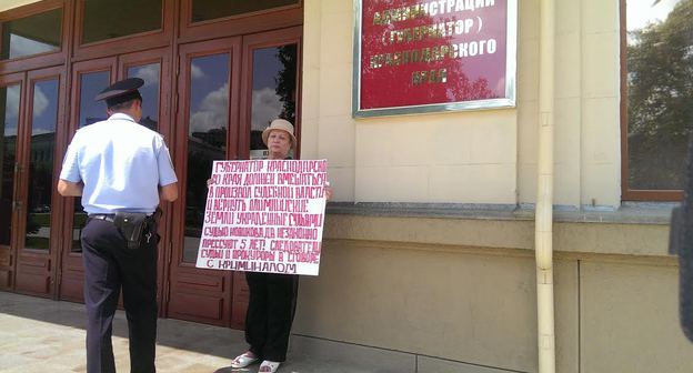 Тамара Новикова в пикете у администрации Краснодарского края.