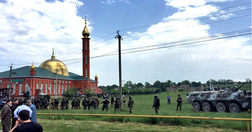 Оцепление вокруг мечети в Насыр-Корте. Ингушетия, 5 июня 2015 г. Кадр из видео "Кавказского узла"