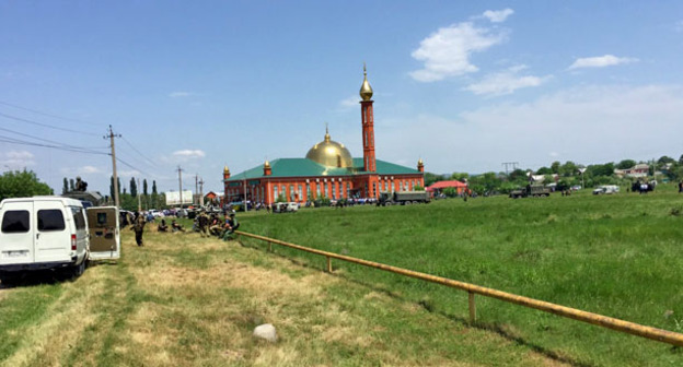 Оцепление мечети в Насыр-Корте. Ингушетия, 5 июня 2015 г. Кадр из видео "Кавказского узла"