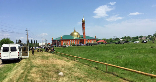Оцепление мечети в Насыр-Корте. Ингушетия, 5 июня 2015 г. Кадр из видео "Кавказского узла"