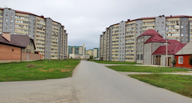 Многоквартирные и частные дома в одном из микрорайонов Грозного. Фото Магомеда Магомедова для "Кавказского узла"