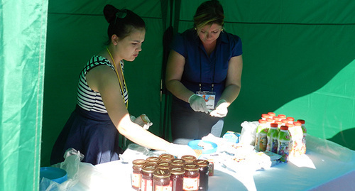 Палатки для дегустации. Фото Татьяны Филимоновой для "Кавказского узла" Палатки для дегустации. Фото Татьяны Филимоновой для "Кавказского узла"